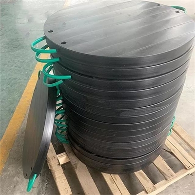 แผ่นตีนตะขาบแจ็คพลาสติก HDPE สีดำกลมสำหรับเครนเคลื่อนที่